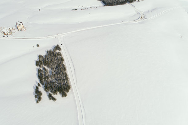雪山下，在美丽的冬日图片下载