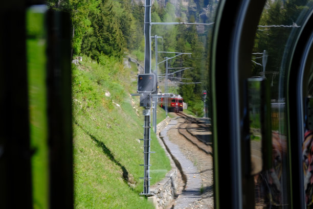 从乘客窗口可以看到红色的伯尼娜列车图片下载