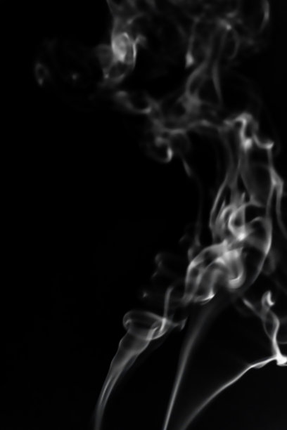 黑色背景上的白烟图片下载