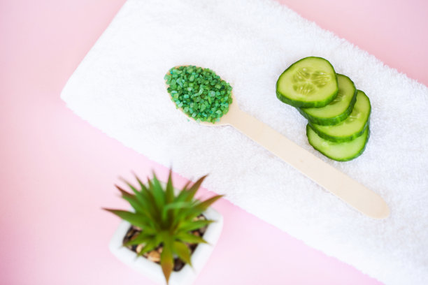 水疗中心。白色棉质毛巾用于粉色背景的水疗浴室。毛巾的概念。酒店和按摩院照片。纯洁和温柔。毛巾纺织图片下载