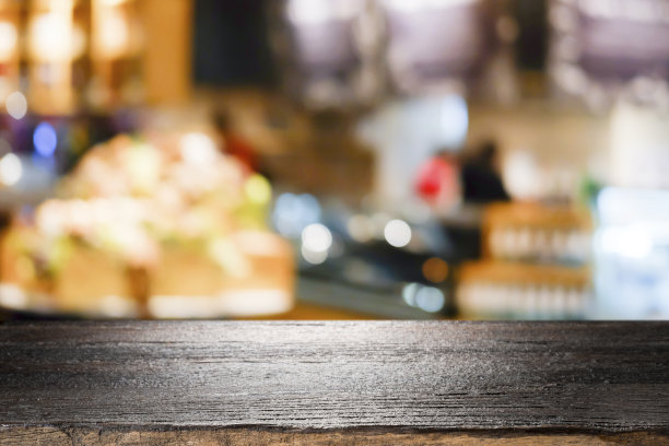 木桌与咖啡店模糊的背景。图片下载