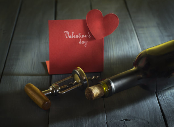 一瓶酒和一张卡片情人节快乐图片下载