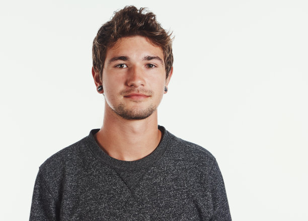 长着山羊胡的英俊年轻人看起来很严肃图片下载