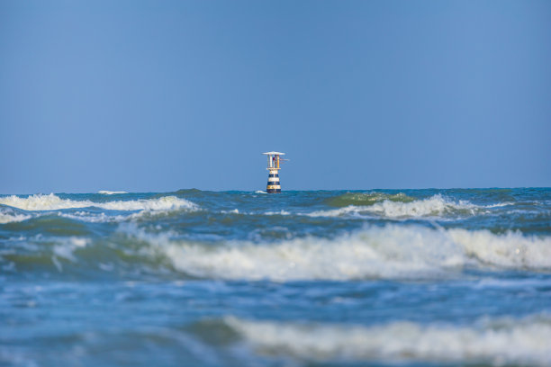 夏天的时间。明亮的阳光，海浪，蓝色的海水和浅蓝色的天空，白色的灯塔背景。宁静的地方放暑假。泰国安达曼海Khao Lak图片下载