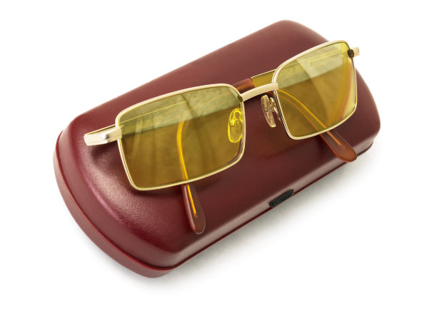 红色表壳上的防眩黄色驾驶员眼镜图片下载