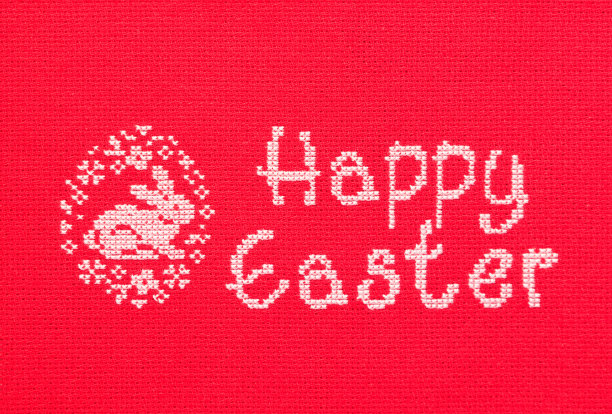 画布上绣有复活节快乐和兔子的题词。图片下载