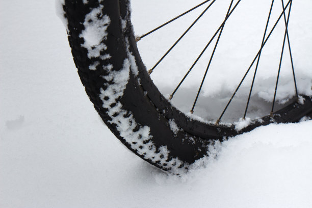 雪地表面山地自行车轮胎胎面细节图片下载