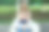 一个10-12岁的美丽少女，夏天坐在城市公园里，手里拿着智能手机，通过社交网络在互联网上交流。长头发握着滑板。图片下载