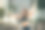 主题是妇女运动与健康。美丽的白种女人与卷长发摆姿势在户外运动场地抱着单杠，腹部纹身在运动上衣和紧身裤图片下载