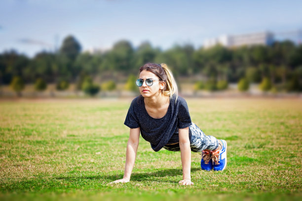 在体育场内伸展身体的年轻女子。图片下载