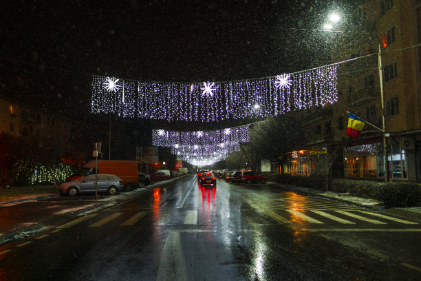 街上的圣诞彩灯图片下载