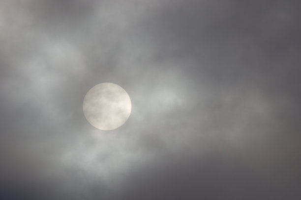 乌云后面的太阳图片下载