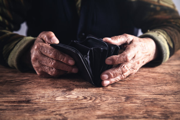 钱包空空的老妇人。图片下载