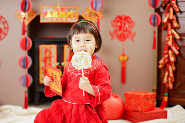 中国传统的女婴穿着“福”的服装意味着幸运的红包，而各种“福”意味着“幸运”的装饰和贺卡的背景图片下载