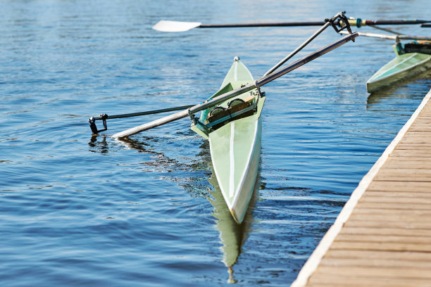 两艘绿色运动皮划艇图片下载