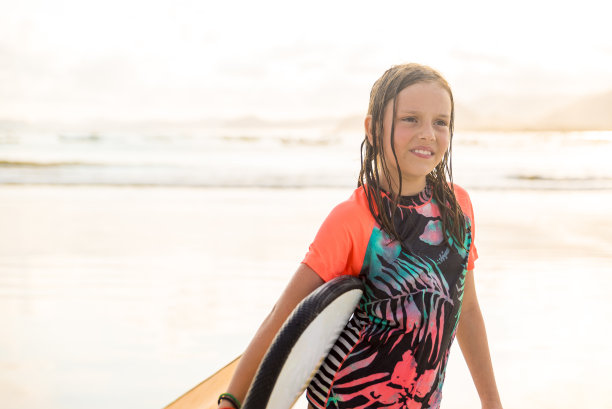 可爱的小女孩背着冲浪板图片下载
