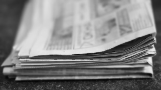 报纸堆得模糊不清图片下载