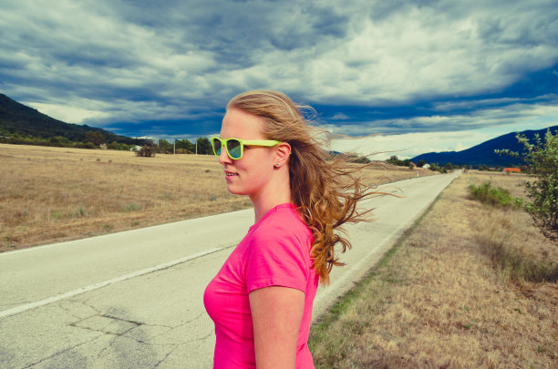 女人站在路上看山图片下载