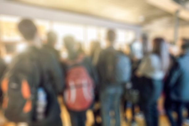 模糊的场景，游客拥挤站立图片下载
