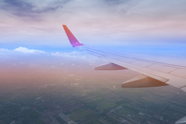 天空的粉红色和蓝色。天空抽象背景。从飞机上拍摄的高角度照片。甜淡的客人图片下载