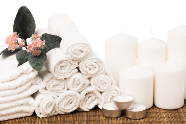 水疗静物与芳香蜡烛，花和毛巾。——图片图片下载