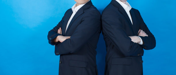 公司经理背靠背站立。双臂交叉的商务主管主持人。成功的团队合作关系。图片下载