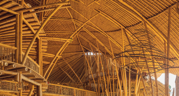 印度尼西亚巴厘岛- 2018年5月:绿色学校竹村，在巴厘岛的中心，用竹子和茅草屋顶建造的传统房屋。非常独特和绿色的概念图片下载