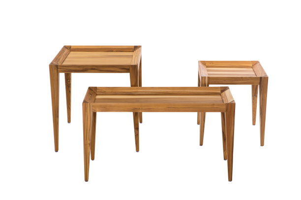 现代大桌子孤立在白色背景。图片下载