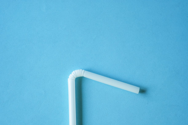 蓝色背景上的白稻草。尽量减少使用塑料的概念。图片下载