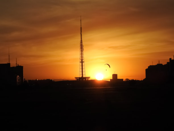 在2016巴西突击冠军赛第二阶段，模拟电视塔日落与滑翔伞降落在纪念轴线的草坪上。图片下载