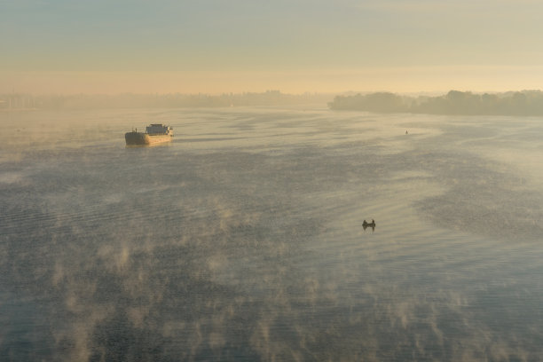 第聂伯河上的货船在雾中图片下载