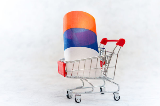 商业概念照片-购物车与俄罗斯国旗图片下载