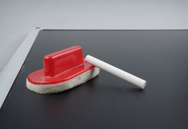 黑板擦和粉笔在空白的黑板上留下粉笔擦过的痕迹图片下载