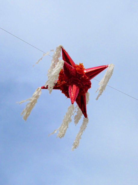 孤立的红色墨西哥星形皮纳塔悬挂下来图片下载