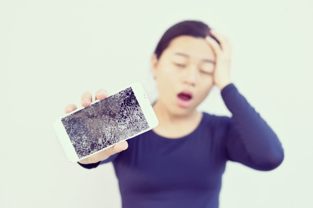 女孩被摔坏的手机吓了一跳图片下载
