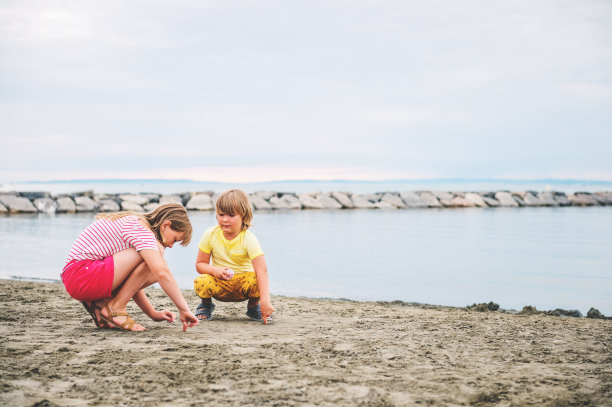 可爱的孩子们在海边享受暑假。这张照片摄于法国朗格多克-鲁西永卡玛格尔加德区勒格劳-杜-罗伊图片下载