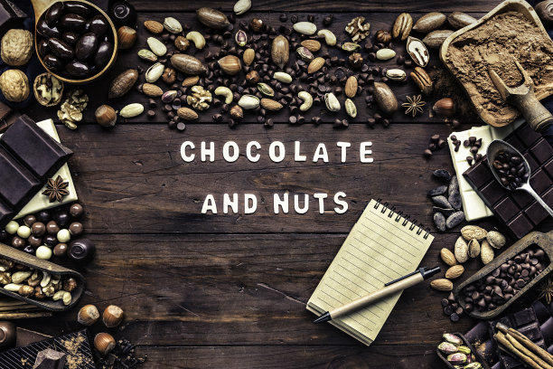 各式各样的巧克力，坚果和干果在老式风格与笔记与复制空间框架和标志图片下载
