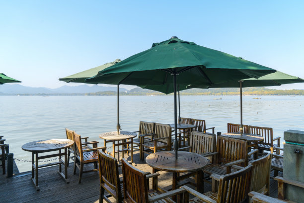 西湖岸边的户外餐厅图片下载