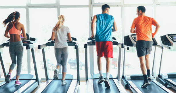 人们在健身房跑步机上跑步的照片图片下载