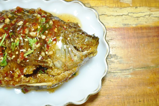 炸芒果鱼配甜辣酱图片下载