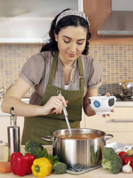 女人在家里厨房做饭图片下载