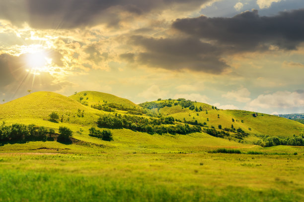 夏日日落时的青山图片下载