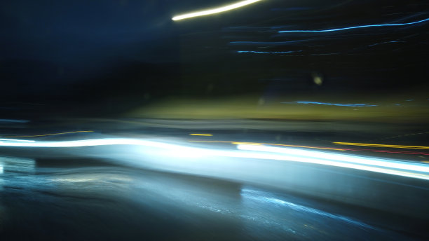 夜间交通中的光线轨迹视图图片下载