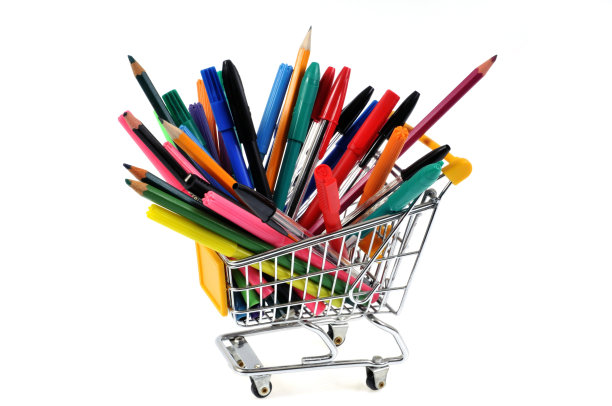 超市购物车，里面有铅笔、钢笔和毛毡笔图片下载