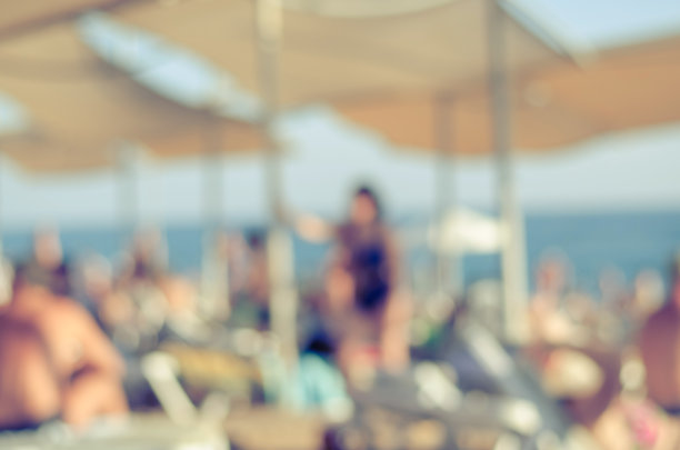 模糊的背景阳光躺椅和海滩上的雨伞图片下载