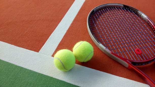 室内网球中心的网球拍和网球图片下载