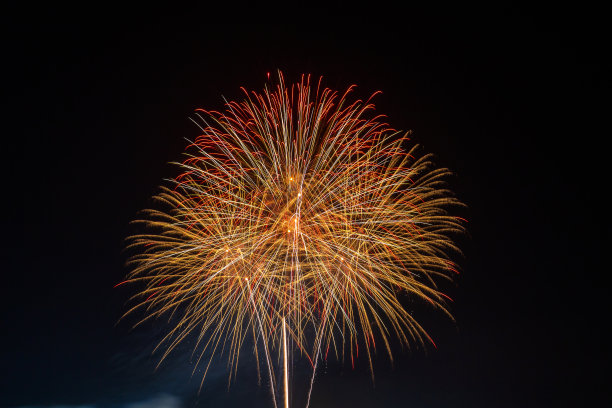 烟花在黑暗的天空背景图片下载