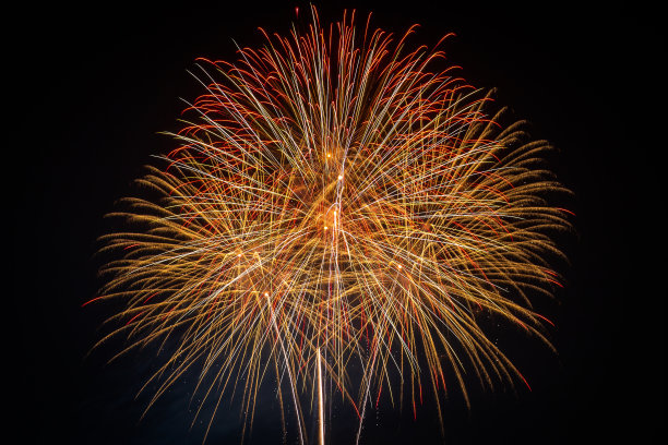 烟花在黑暗的天空背景图片下载