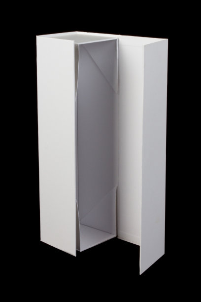 黑色背景下盒子的特写镜头图片下载