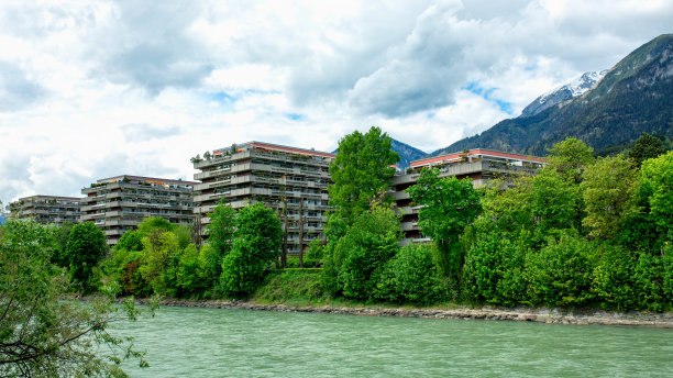 位于奥地利因斯布鲁克茵河畔的复古住宅图片下载